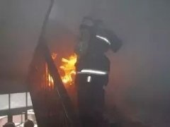 小區(qū)樓道亂堆雜物危害多，切勿讓消防逃生通道成死亡之路！