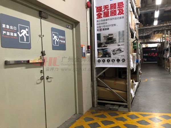 逃生門鎖上LED燈在閃爍，表示工作正常