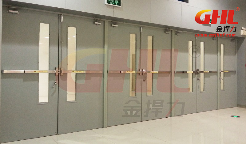 金捍力萬達專用消防推桿鎖安裝實圖