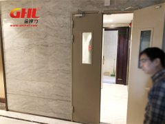 小區(qū)設(shè)計不規(guī)范，爸爸為女兒苦尋防火門電動閉門器