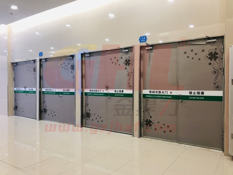 萬達廣場安裝逃生門鎖的防火門另一面