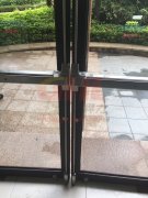 安裝在玻璃門(mén)上的“推杠鎖”