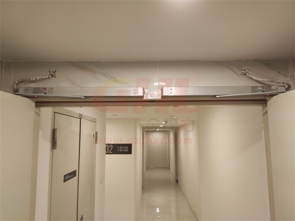 電動(dòng)閉門器可保持防火門常開，同時(shí)消防聯(lián)動(dòng)監(jiān)控系統(tǒng)。