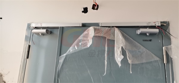 安裝金捍力低功耗電動閉門器的防火門