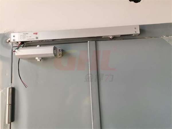 金捍力電動閉門器具有溫電雙控功能，可消防聯(lián)動
