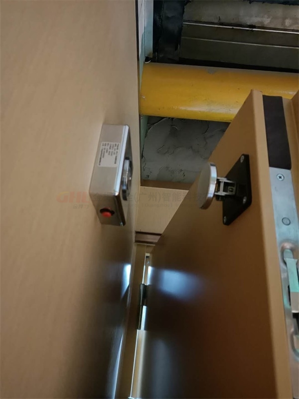 防火門電磁釋放器采用活動吸板