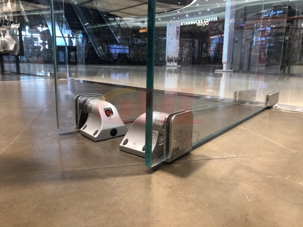 義烏世貿(mào)中心內(nèi)安裝金捍力電磁門吸