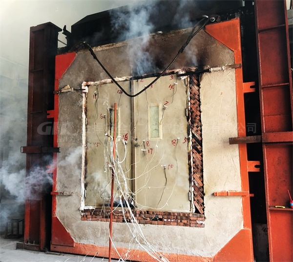 逃生門鎖在爐內(nèi)經(jīng)高溫測(cè)試90分鐘合格