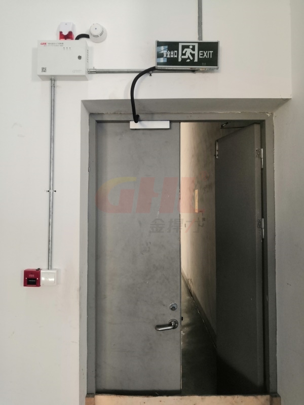 出門按鈕解鎖出門，火情自動解鎖。