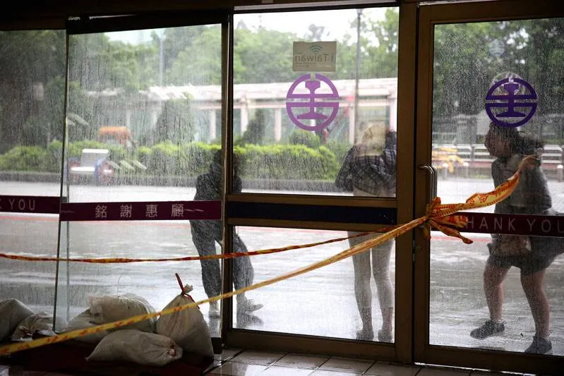 臺風天，門被吹走了怎么辦？