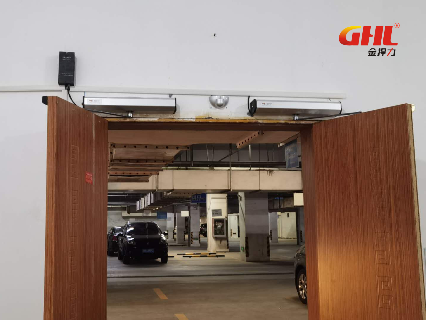 地下停車場(chǎng)通道門安裝自動(dòng)開門機(jī)