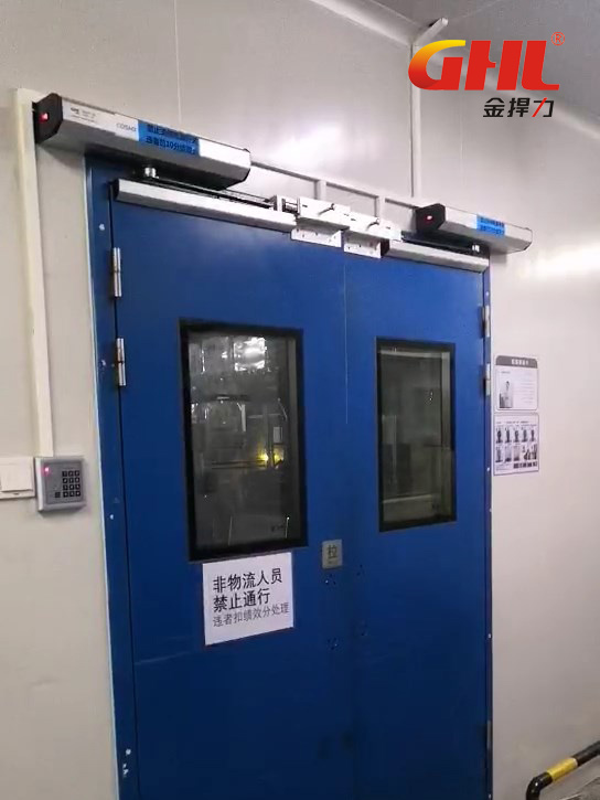 物流倉(cāng)庫(kù)通道門安裝金捍力自動(dòng)開門機(jī)