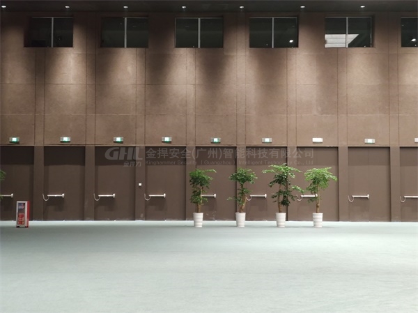 數(shù)十把電動推桿鎖整齊壯觀