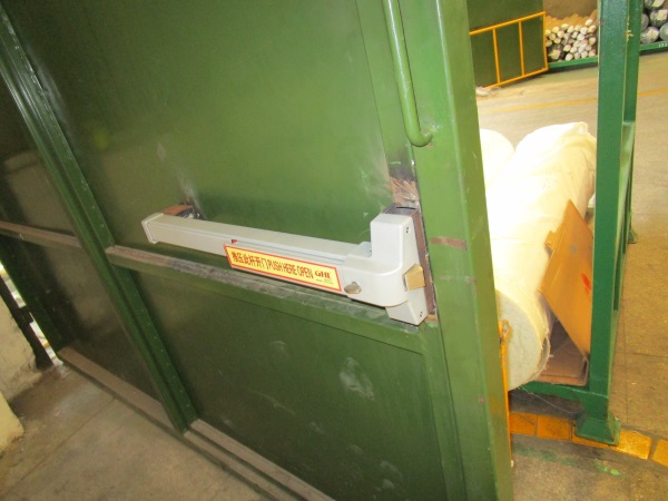 化工廠鐵門安裝推桿鎖