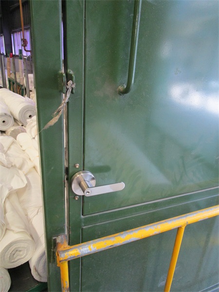 推桿鎖搭配外側(cè)執(zhí)手鎖，方便外面開門。